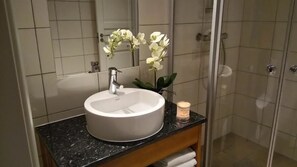 Family Cabin, Multiple Beds, Non Smoking, Mountain View | Bathroom sink