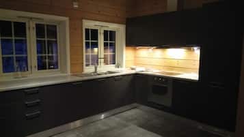 Family Cabin, Multiple Beds, Non Smoking, Mountain View | Private kitchen
