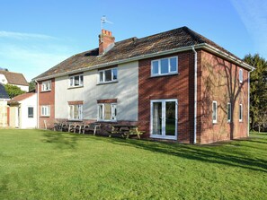 Exterior - 4 bedroom accommodation in Netherbury, Bridport (Netherbury, Bridport)