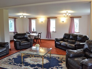 Living area - 4 bedroom accommodation in Netherbury, Bridport (Netherbury, Bridport)