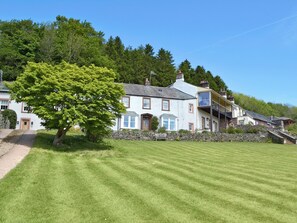 Exterior - Stunning views over Ullswater from this modern open plan apartment. (Ullswater)