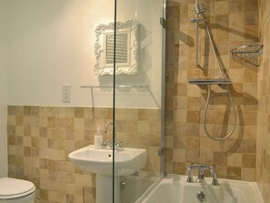 Towels - Stunning views over Ullswater from this modern open plan apartment. (Ullswater)