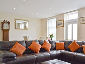 Fireplace - 3 bedroom accommodation in Pittenweem near Anstruther (Pittenweem near Anstruther)