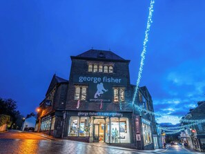 A building with a sign reading "George Fisher cafe gallery" and a website address "georgefisher.co.uk". - 1 bedroom accommodation in Keswick (Keswick)