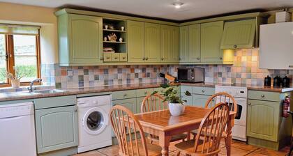 Blackberie Cottage - E2389