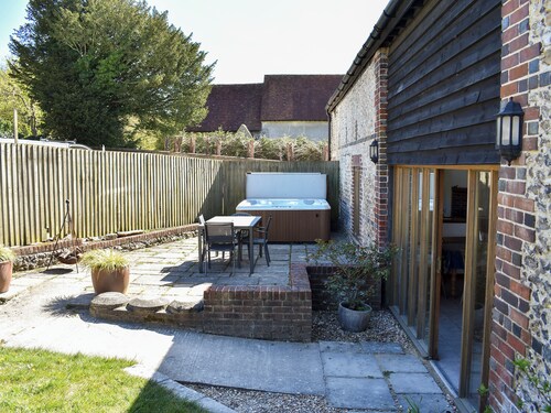 4 bedroom accommodation in Compton, near Chichester