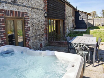 4 bedroom accommodation in Compton, near Chichester