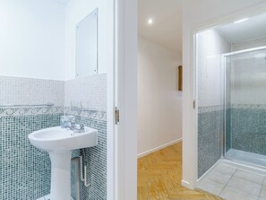 Towels - 5 bedroom accommodation in Wroxham (Wroxham)