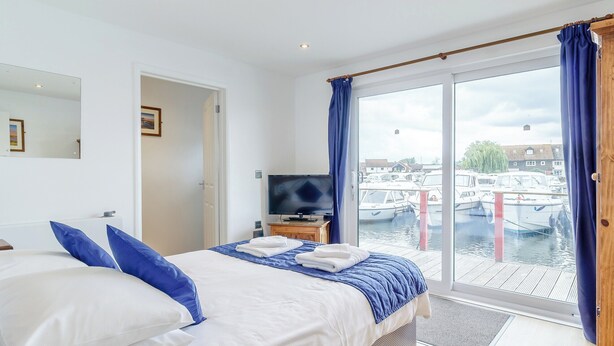 5 bedrooms, WiFi (free), bed sheets - 5 bedroom accommodation in Wroxham (Wroxham)