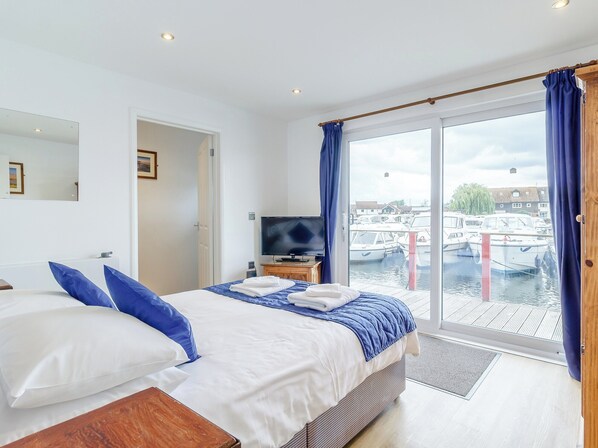 5 bedrooms, free WiFi, bed sheets