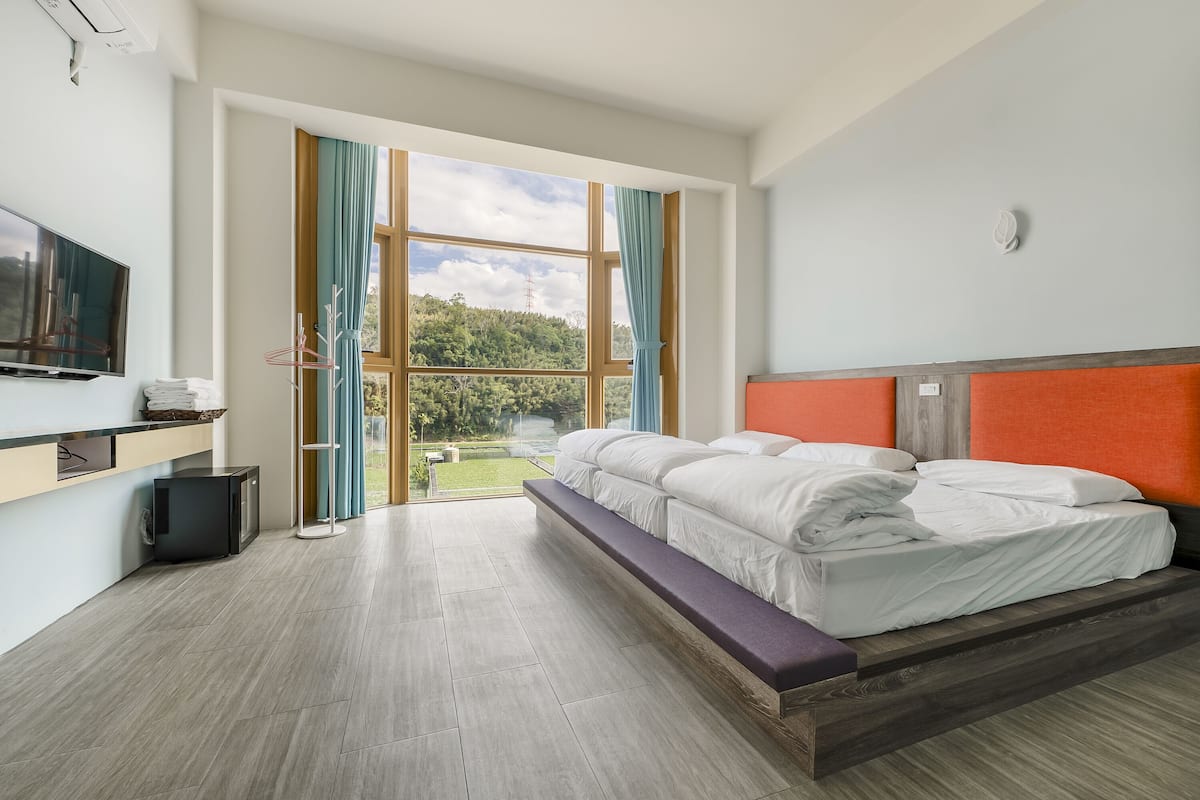Standard Triple Room | Desk, blackout drapes, free WiFi, bed sheets