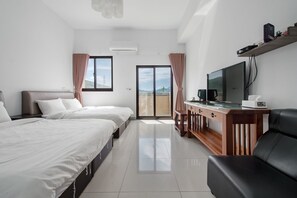 Standard Quadruple Room with Balcony | Desk, blackout drapes, free WiFi, bed sheets - Quan Ming Line Museum (Dahu)