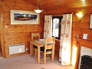 Dining - 1 bedroom accommodation in Keswick (Keswick)