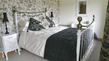2 bedrooms, WiFi (free), bed sheets