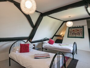 6 bedrooms, free WiFi, bed sheets - 6 bedroom accommodation in Henham, near Southwold (Henham, near Southwold)