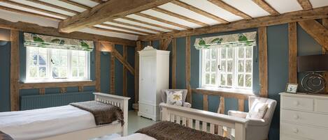 6 bedrooms, free WiFi, bed sheets