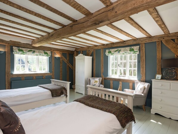 6 bedrooms, free WiFi, bed sheets - 6 bedroom accommodation in Henham, near Southwold (Henham, near Southwold)