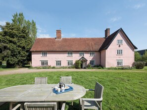 Outdoor dining - 6 bedroom accommodation in Henham, near Southwold (Henham, near Southwold)