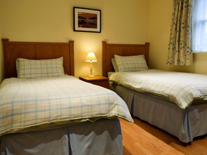 2 bedrooms, free WiFi, bed sheets - 2 bedroom accommodation in Muckhart, near Gleneagles (Muckhart, near Gleneagles)