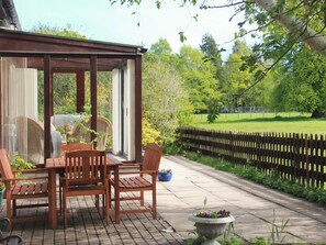 Outdoor dining - 3 bedroom accommodation in Tarbat, Invergordon (Tarbat, Invergordon)