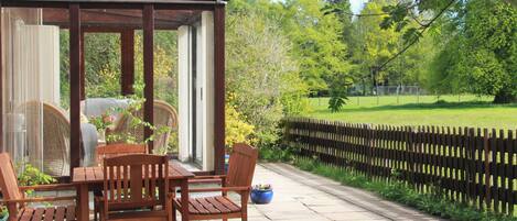 屋外ダイニングエリア