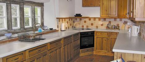 Lavavajillas y trona infantil