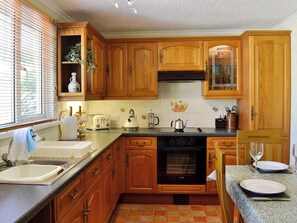 Private kitchen - 3 bedroom accommodation in Penrhyndeudraeth (Penrhyndeudraeth)