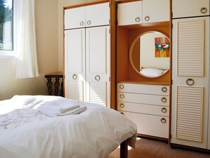 3 bedrooms, free WiFi, bed sheets - 3 bedroom accommodation in Penrhyndeudraeth (Penrhyndeudraeth)