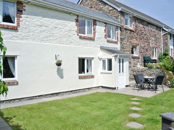 Outdoor dining - 2 bedroom accommodation in Swimbridge, near Barnstaple (Swimbridge, near Barnstaple)