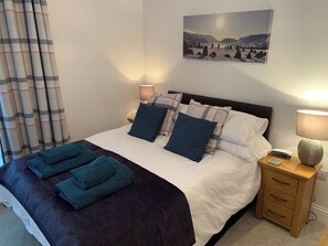 2 室のベッドルーム、WiFi (無料)、ベッドシーツ