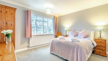 3 bedrooms, WiFi (free), bed sheets