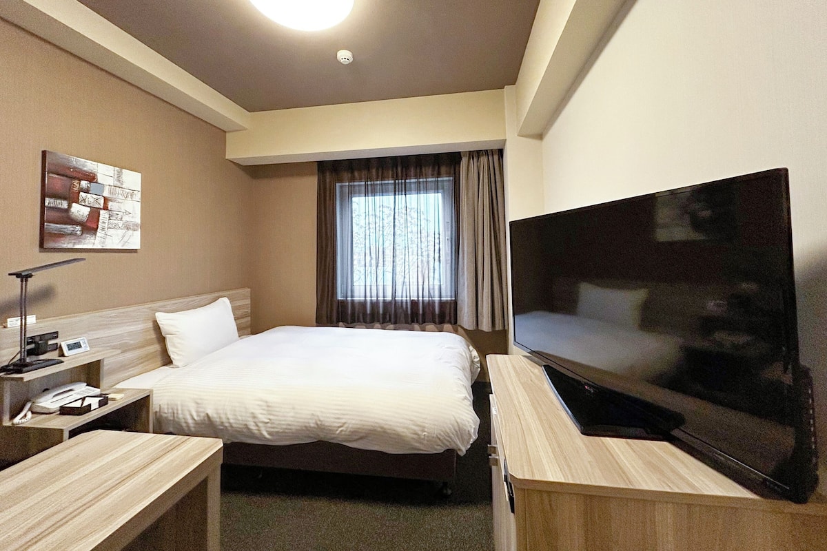 Escritorio, insonorización, wifi gratis y ropa de cama