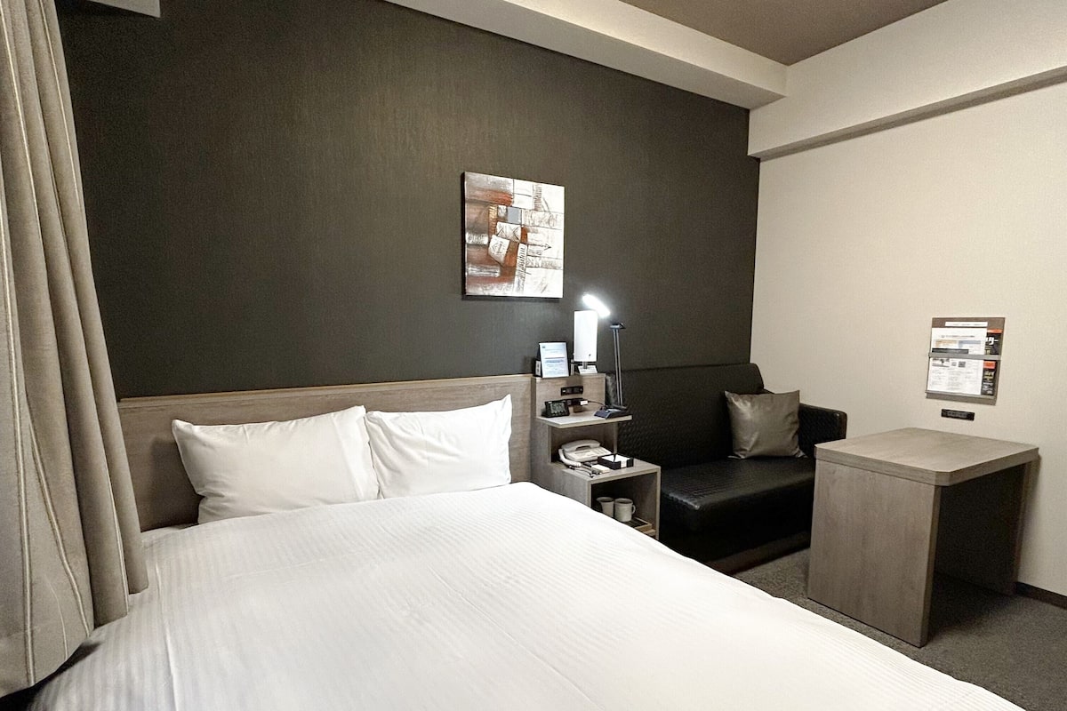 Habitación doble Confort, para no fumadores | Escritorio, insonorización, wifi gratis y ropa de cama