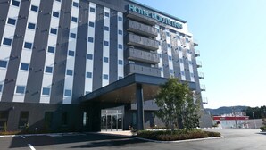 Een modern hotelgebouw met een bord waarop staat 