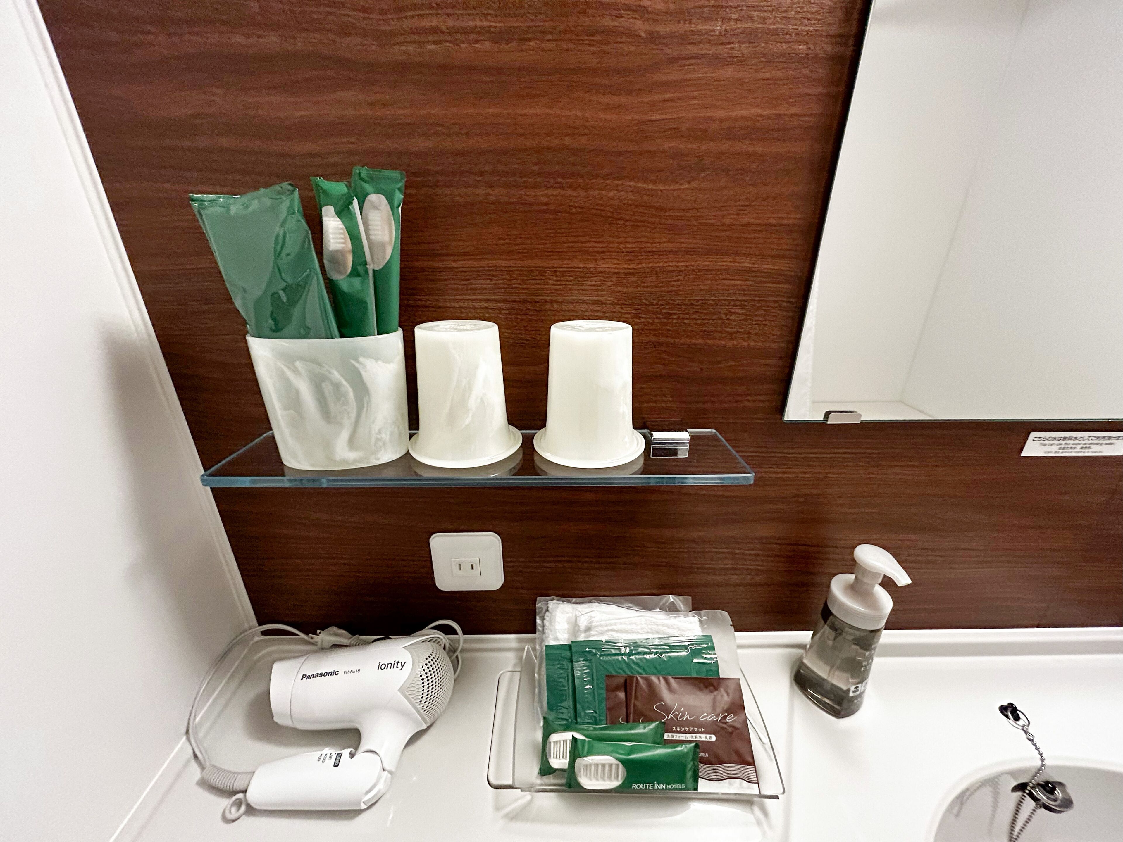 combined shower/bathtub, free toiletries, hair dryer, slippers