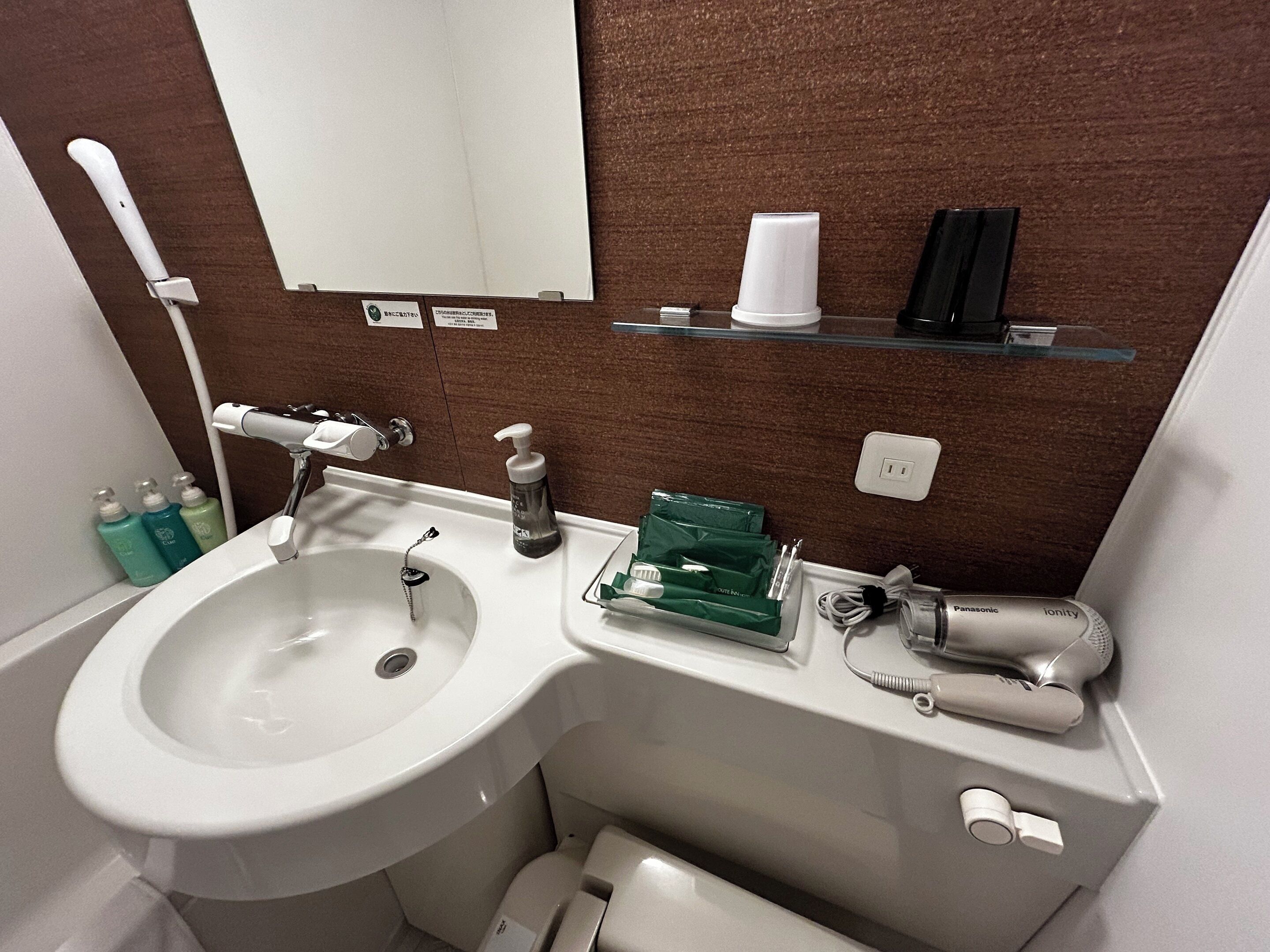 combined shower/bathtub, free toiletries, hair dryer, slippers