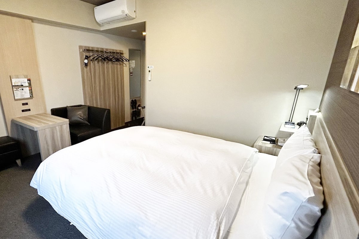 Escritorio, insonorización, wifi gratis y ropa de cama