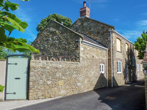 3 bedroom accommodation in Spring Gardens, Frome