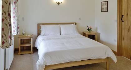 3 bedroom accommodation in Spring Gardens, Frome