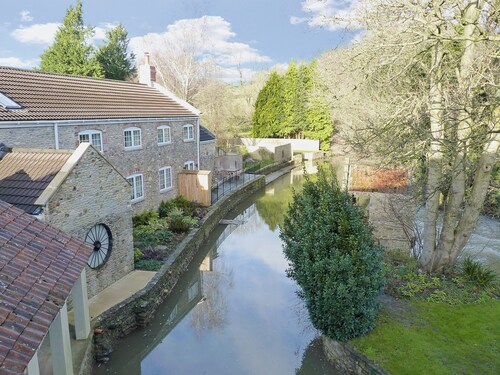 3 bedroom accommodation in Spring Gardens, Frome