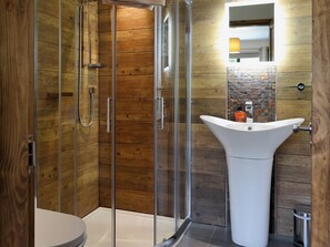 Rainfall showerhead, towels