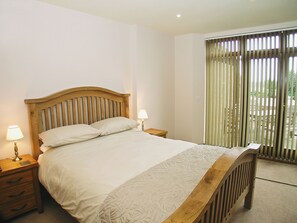 2 bedrooms, free WiFi, bed sheets - Rising Sun Holiday Cottage (Aldwark, near Tollerton)