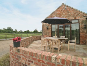 Outdoor dining - Rising Sun Holiday Cottage (Aldwark, near Tollerton)