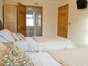 3 bedrooms, bed sheets - 3 bedroom accommodation in Near Llanfarian (Near Llanfarian)