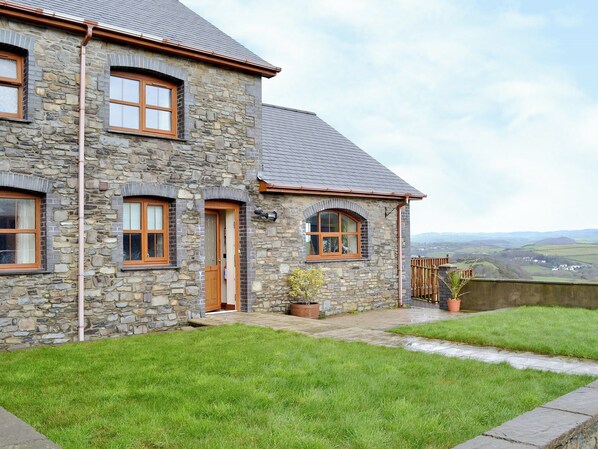 Exterior - 3 bedroom accommodation in Near Llanfarian (Near Llanfarian)