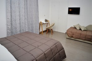 Traditional Twin Room, Non Smoking | Egyptian cotton sheets, in-room safe, desk, blackout drapes - A due Passi dal Museo (Naples)