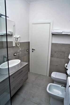 Chambre Double Confort, 1 grand lit, non-fumeurs | Draps en coton égyptien, coffres-forts dans les chambres, bureau