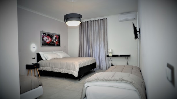 Comfort Double Room, 1 Queen Bed, Non Smoking | Egyptian cotton sheets, in-room safe, desk, blackout drapes - A due Passi dal Museo (Naples)