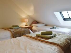 4 bedrooms, free WiFi, bed sheets - Ty Hir Bwlch Gwyn Farm Equestrian Centre (Arthog, near Fairbourne)