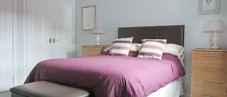 4 bedrooms, WiFi (free), bed sheets
